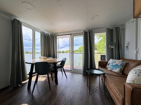 Wohn- und Essbereich mit Blick auf den See