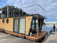 Schwimmendes Ferienhaus inklusive Ruderboot