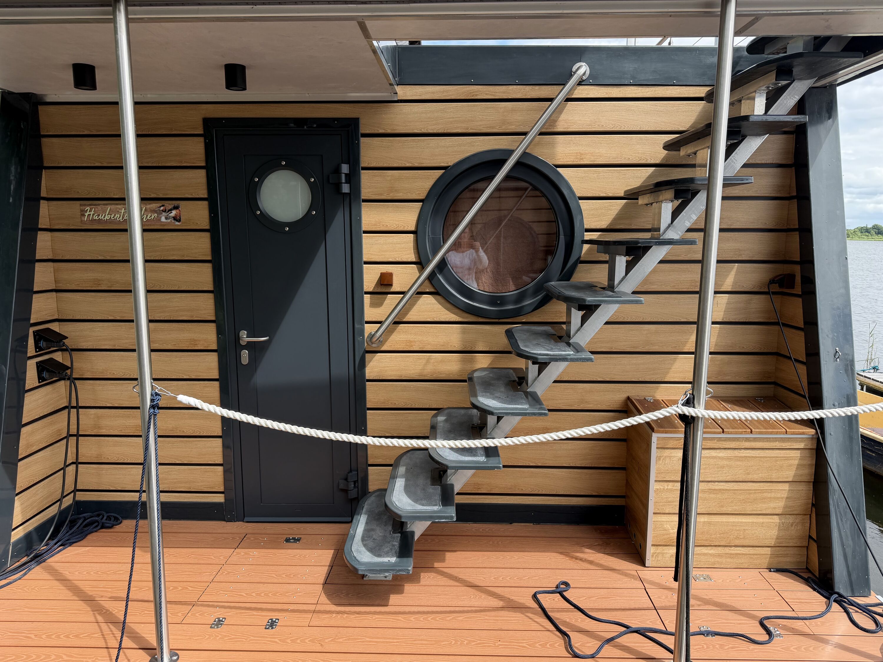 Eingang und Treppe zur Dachterrasse