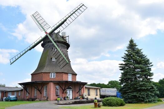 Windmühle im Ort