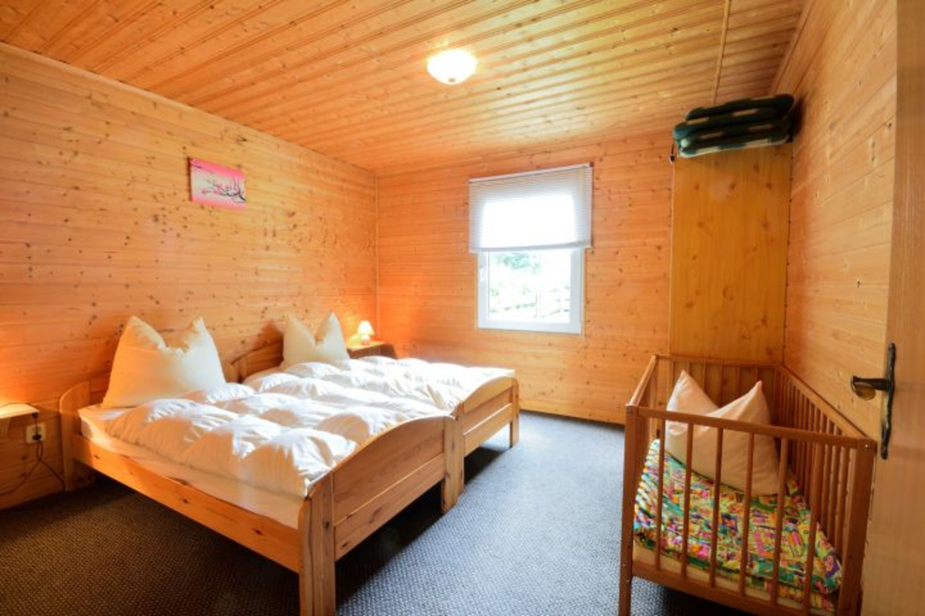 Schlafzimmer mit Doppelbett