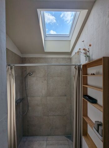 Frisch renoviertes, großzügiges Bad mit viel Licht