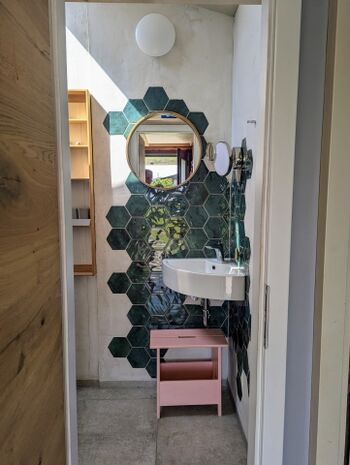 Frisch renoviertes, großzügiges Bad mit viel Licht