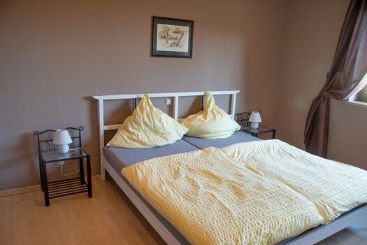 Schlafzimmer mit Doppelbett