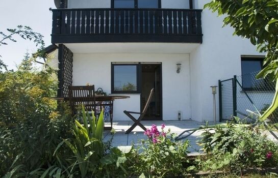 Blick vom Gartenanteil auf die Terrasse