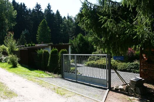 Einfahrt zum Ferienhaus Schott in Lengenfeld