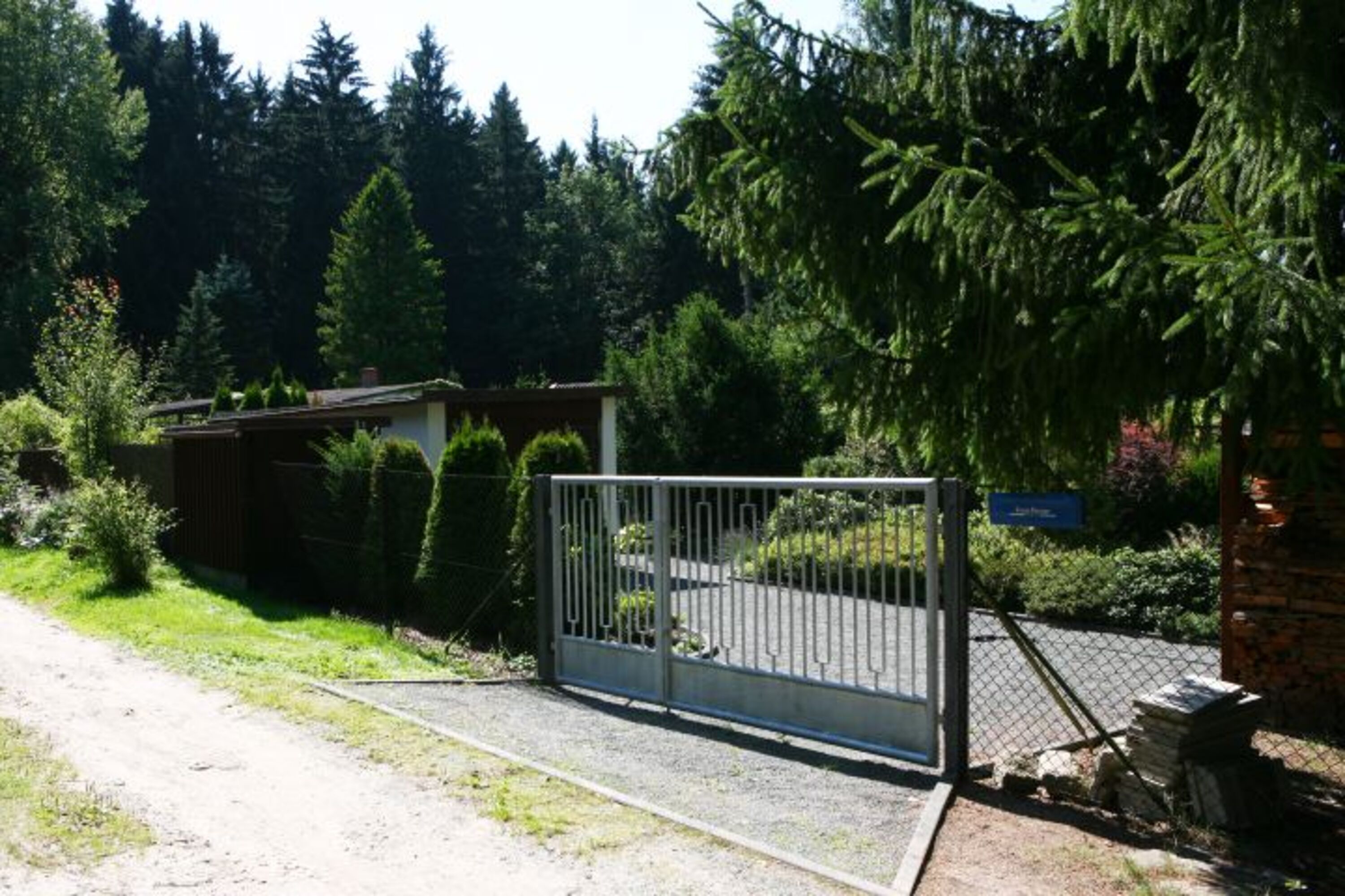 Einfahrt zum Ferienhaus Schott in Lengenfeld