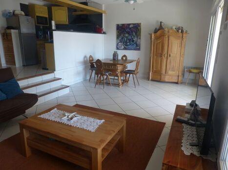 Blick vom Wohnzimmer in die Esszimmerecke und zur Küche