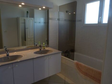 Badezimmer 1 (6,44qm) im ersten Stock