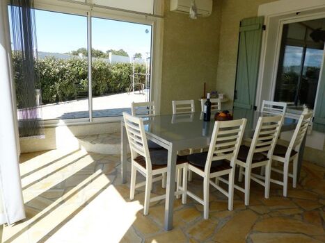 ausziehbarer Glastisch, Blick auf Poolterrasse