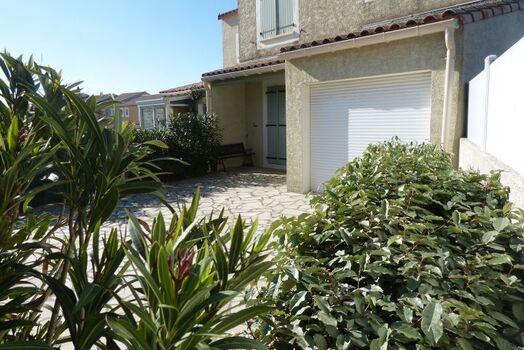 Hauseingang mit großer Nordostterasse