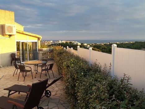 Blick zum Meer von der Poolterrasse