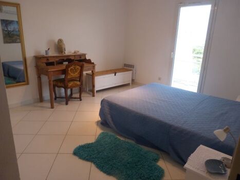 Schlafzimmer 2 mit Balkon und Blick auf See und Meer