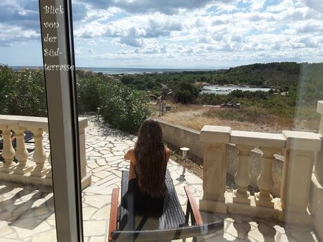 Südterrasse vor dem Wintergarten mit Blick auf See und Meer