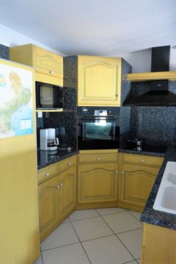 sehr gut ausgestattete Einbauküche