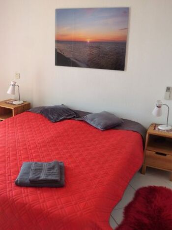 Schlafzimmer 1 mit Balkon und Blick auf See und Meer im ersten Stock