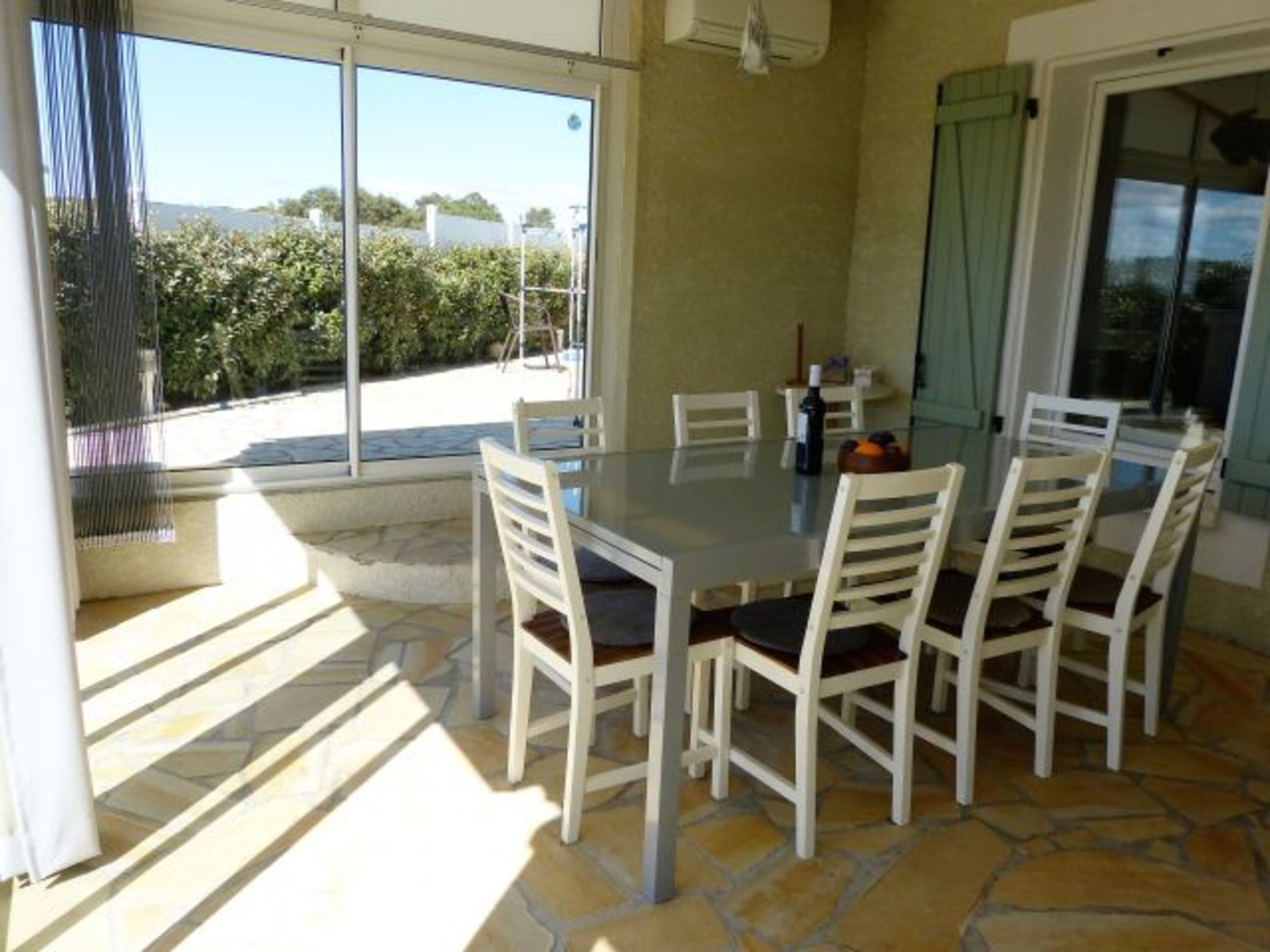 ausziehbarer Glastisch, Blick auf Poolterrasse