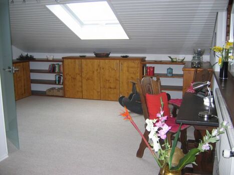 Galerie-Schlafzimmer, Schaukelpferd, Schränke und Regale