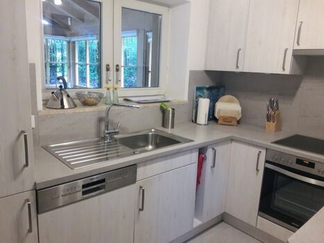 Kühl-Gefrierschrank, Spülmaschine, Mikrowelle, Backofen