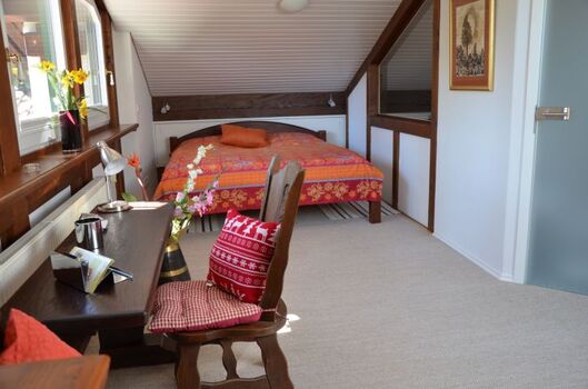 Galerie-Schlafzimmer mit Sitzecke und Bad