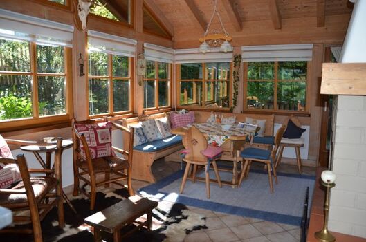 Wintergarten mit Essplatz und Kamin