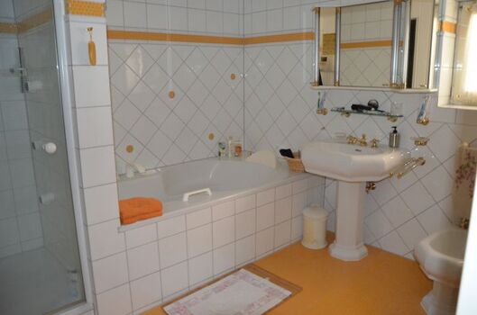 Elegantes Bad mit Wanne, Dusche, WC, Bidet, Waschtisch, Sauna