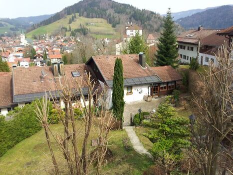 Grundstück vor dem Haus mit Blick zum Staufen