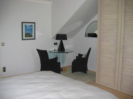 Gartengeschoss: Schlafzimmer Morgenstille mit Designer-Sitzgruppe