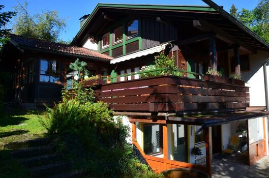 Romantisches Ferienhaus, Gartenseite, mit Oberstaufen-Plus-Karte