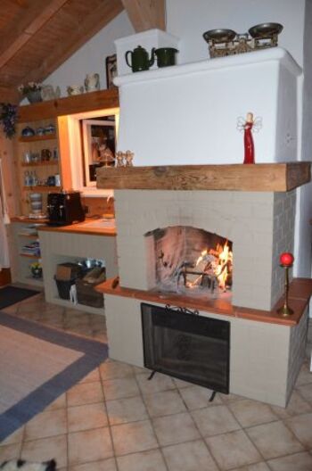 Gemütlich flackerndes Kaminfeuer im Wintergarten