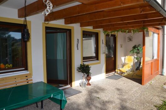 Überdachte, teilverglaste Terrasse im Gartengeschoss