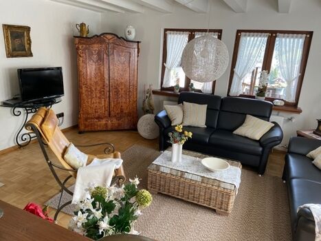 Wohnraum mit antikem Schrank