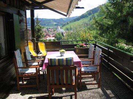 Sonniger Balkon mit Traumsicht