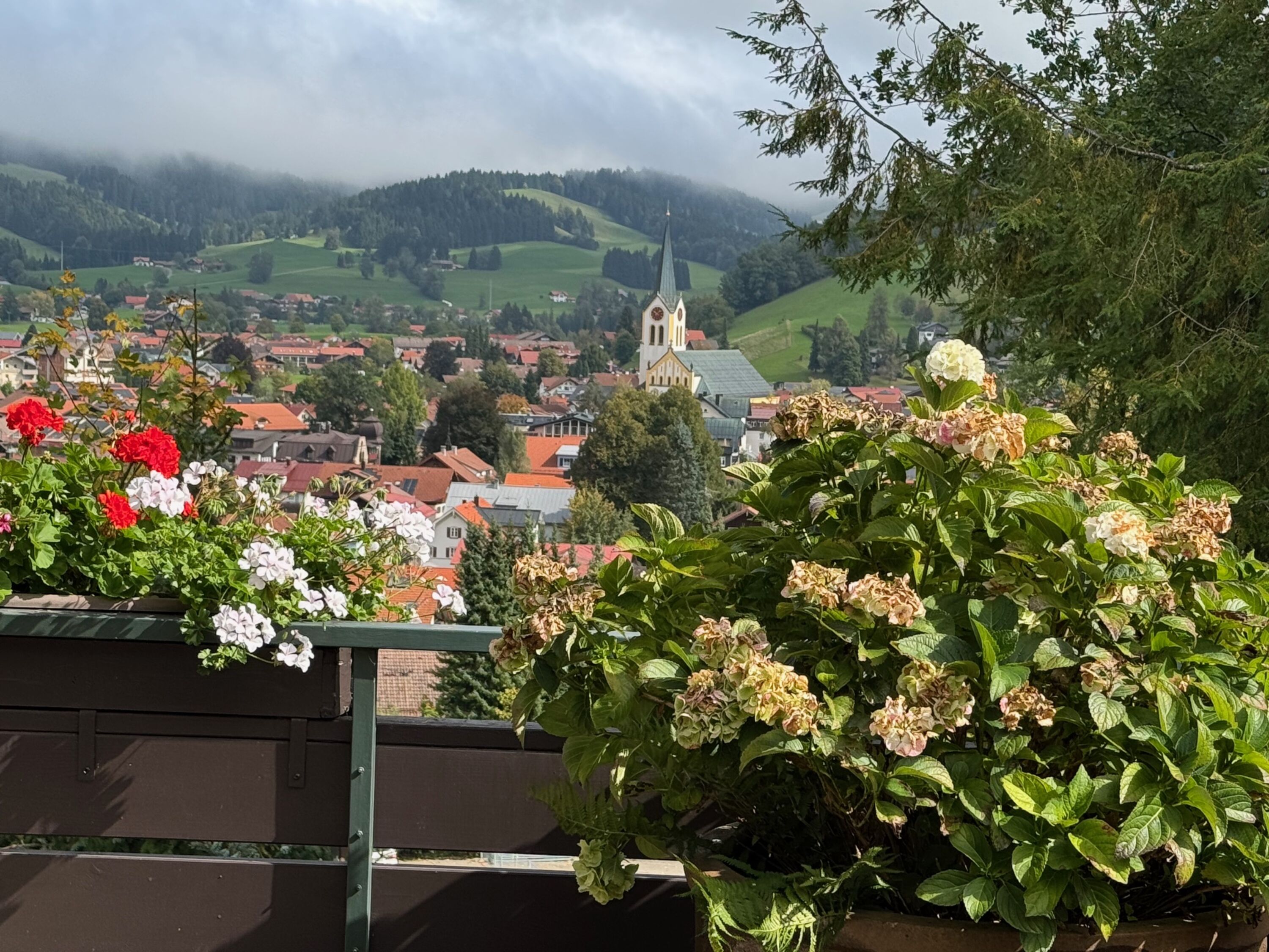 Blick vom Balkon zum Ort