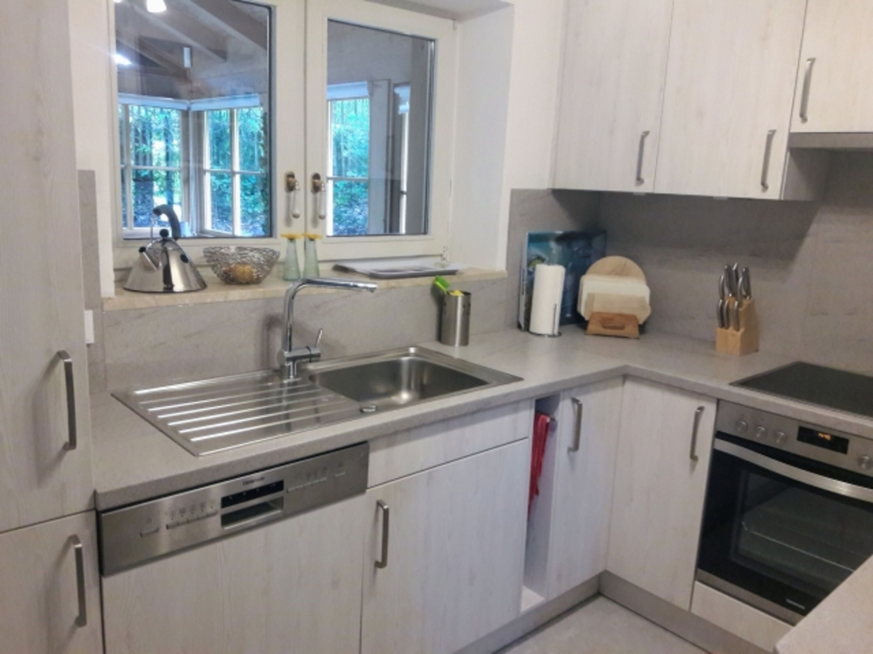 Kühl-Gefrierschrank, Spülmaschine, Mikrowelle, Backofen
