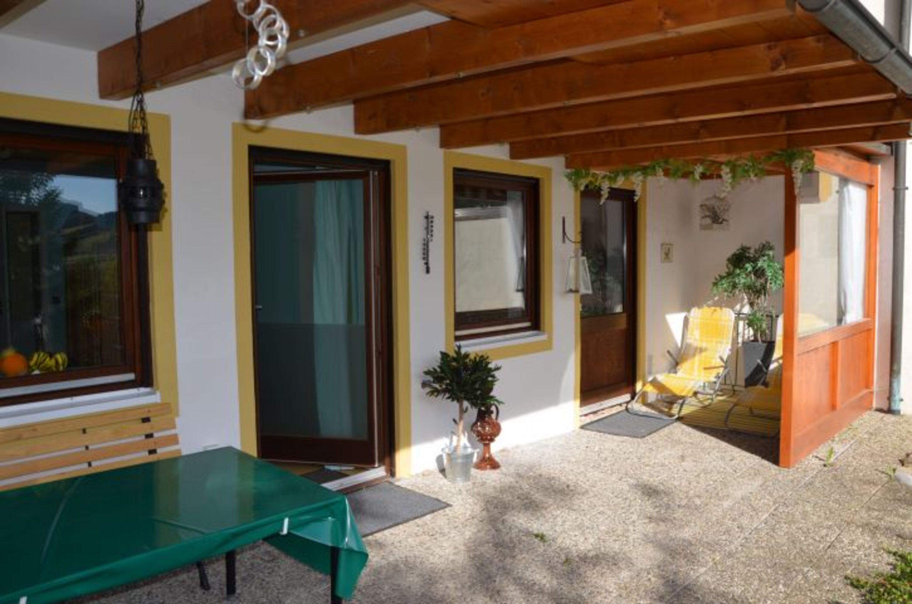 Überdachte, teilverglaste Terrasse im Gartengeschoss