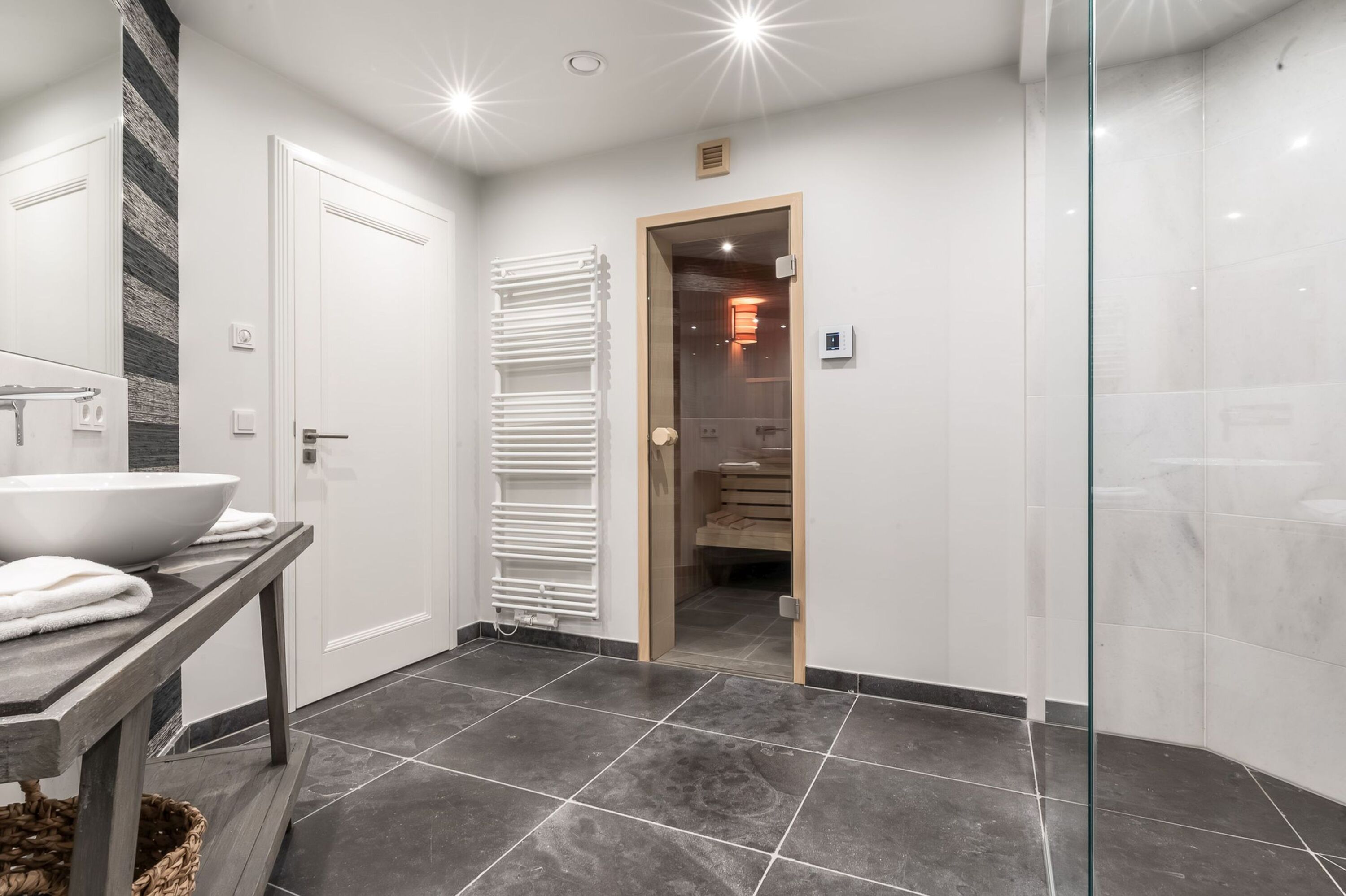 Badezimmer zwei im UG mit Sauna