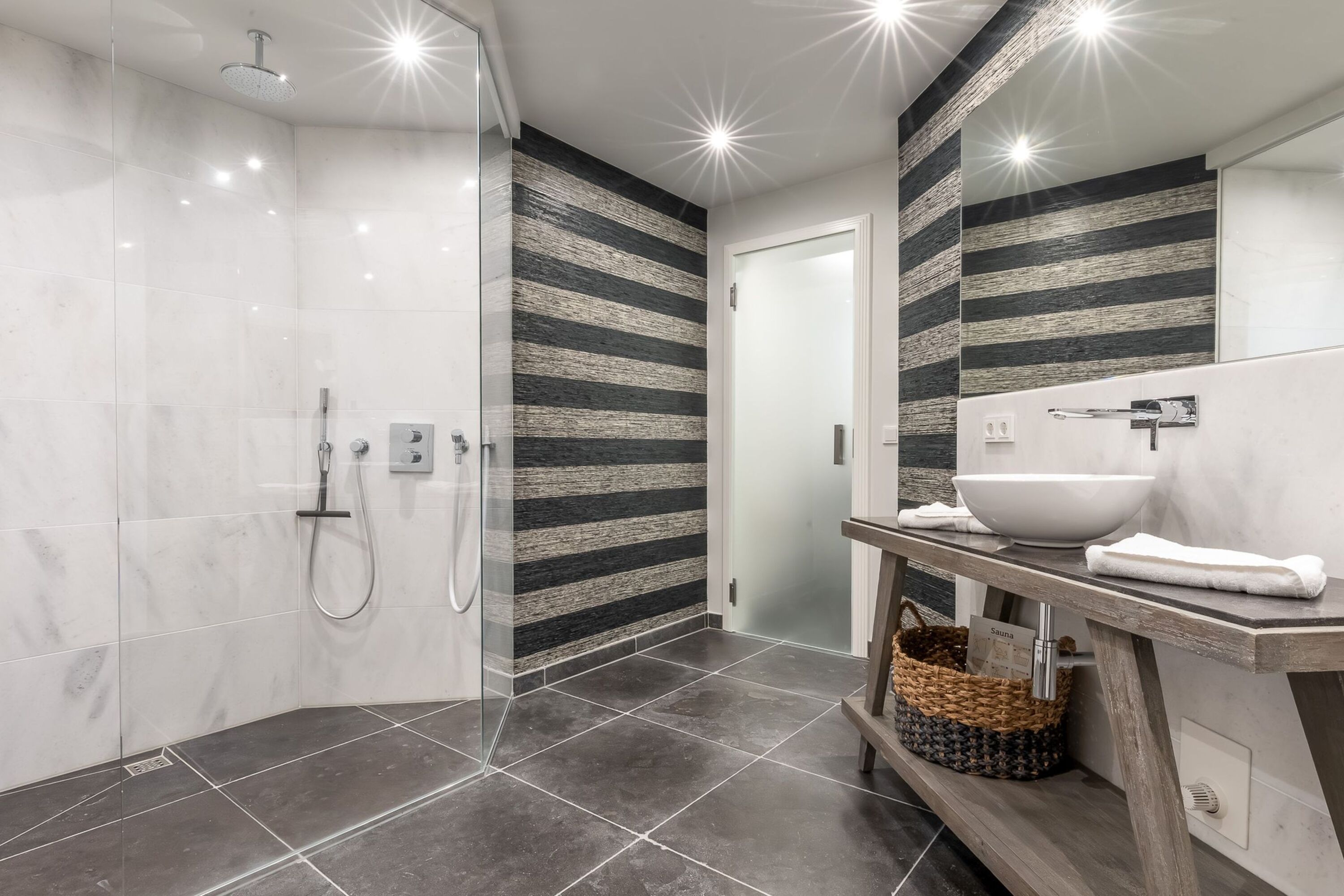 Badezimmer zwei im UG mit Sauna