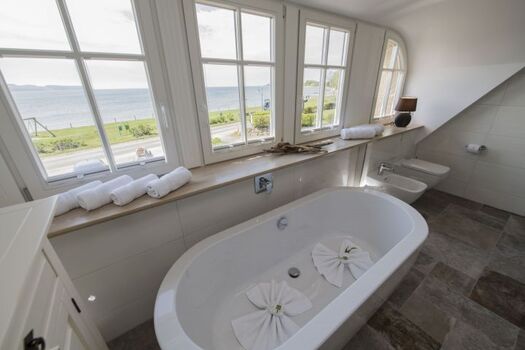 Badezimmer mit Wanne, Dusche und Sauna