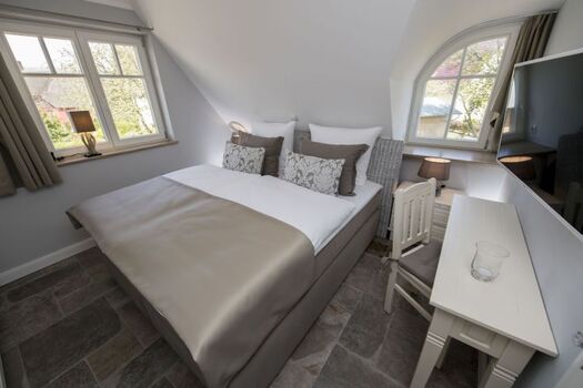 Schlafzimmer mit Doppelbett