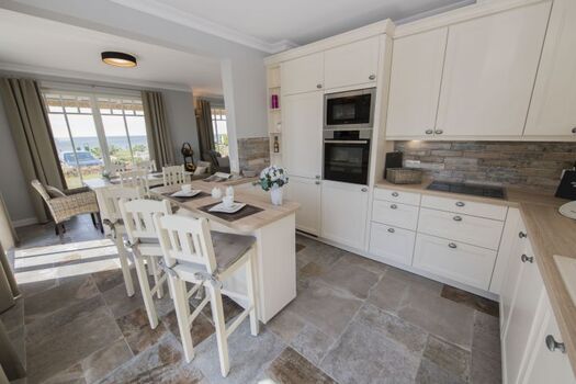 Küche mit Küchentresen