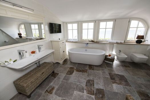 Badezimmer mit Wanne, Dusche und Sauna