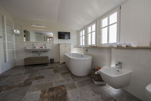 Badezimmer mit Wanne, Dusche und Sauna