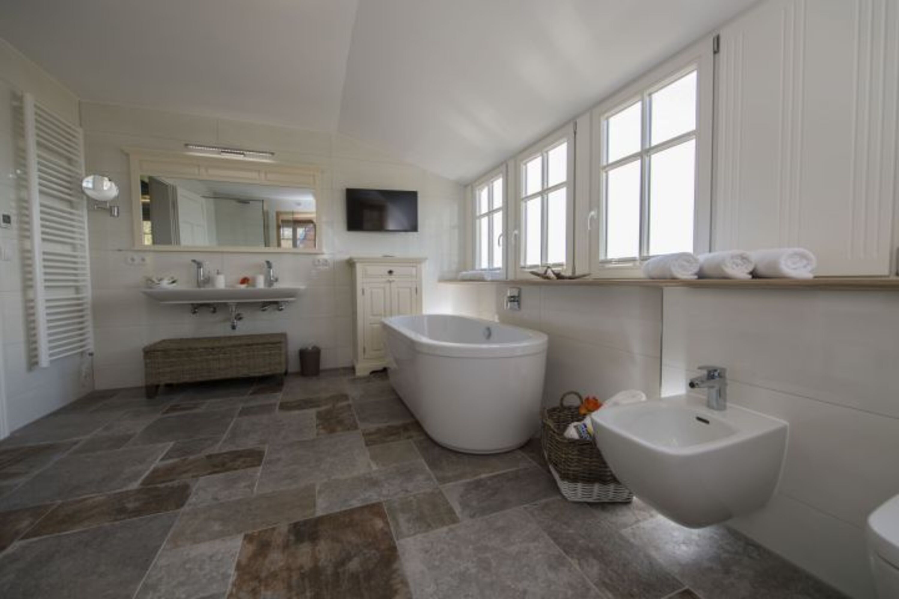 Badezimmer mit Wanne, Dusche und Sauna