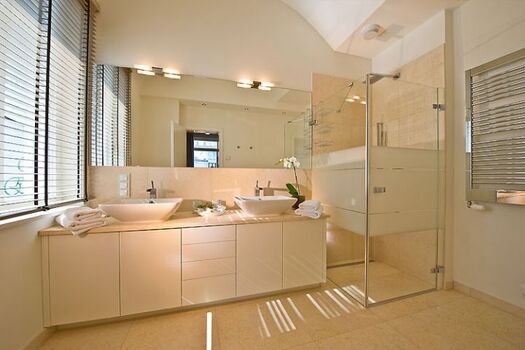 eines der beiden Badezimmer