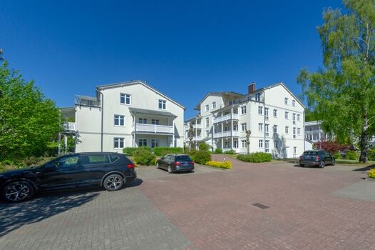 Hausansicht und Parkplatz