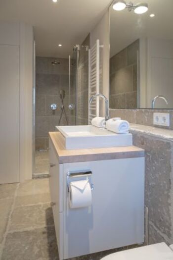 Badezimmer mit Regendusche