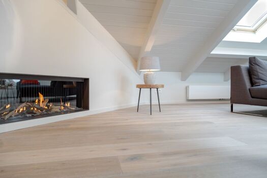 Oberer Wohnbereich mit Kamin