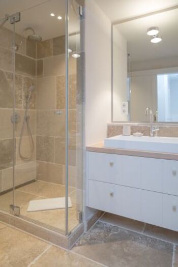 Badezimmer mit Dusche