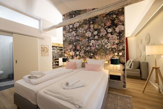 Doppelbett mit Zugang zum Bad